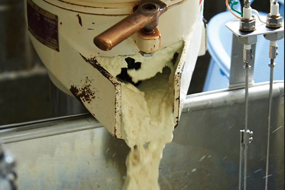豆乳の製造工程　大豆をすりつぶします。